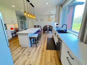 Island Haven Retreat-Luxury Stay Near Marina - Image 5