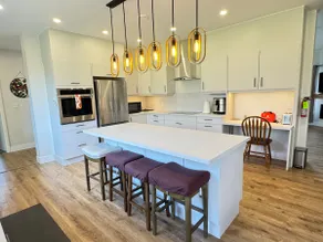 Island Haven Retreat-Luxury Stay Near Marina - Image 3