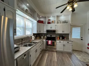 Spacious Craftsman 3 blocks to Water & Park - Image 4