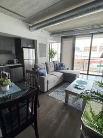 Lovely 2 bedroom downtown across arena - Image 2