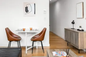 Central stylish 1 bedroom with balcony and air-con - Image 3