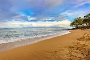 Private, spacious lanai with oceanfront views - Image 2