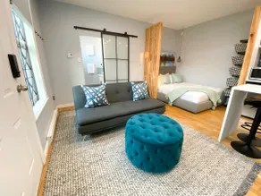 Amenity Haven: Stylish Suite for Urban Escapes - Image 3