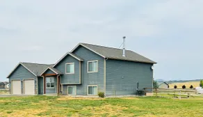 The Grey House is 2 minutes to the Lake 5 minutes to Fox Ridge golf course. - Image 2