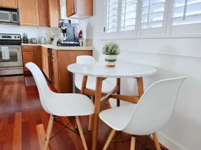 Guesthouse in DT Kirkland - Image 2
