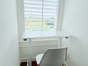 Guesthouse in DT Kirkland - Image 5