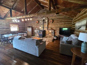 Charming Country Cabin- Cozy, Scenic View, HOT TUB, near CMAC - Image 5