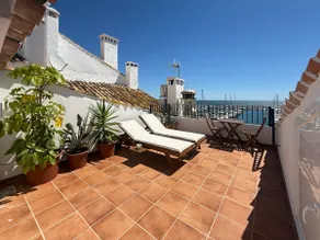 Første linje Puerto Banus Marina med panoramaudsigt over havet og lystbåde. - Image 2