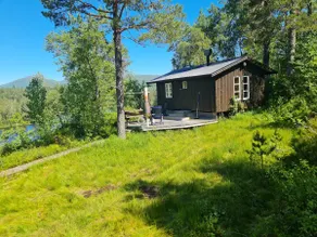 Idyllic traditional cabin by fishing lake - Image 3