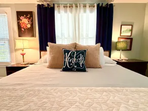 Location! Hot tub, comfy beds, walk to Main St. - Image 5