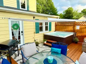 Location! Hot tub, comfy beds, walk to Main St. - Image 4