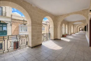 Sliema Archway Apartment Steps from Beach - Image 3