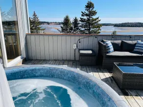 Secluded Oceanfront Spa Retreat- Hot tub & Sauna! - Image 2