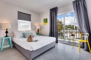 Wynwood#8- 2BR 2nd floor - Balcony + Free Parking - Image 3