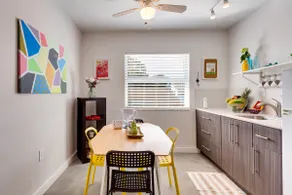 Wynwood#8- 2BR 2nd floor - Balcony + Free Parking - Image 2