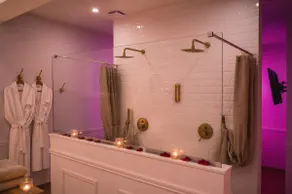 Jacuzzi & Sauna | Classic Chic Suite, Rouen - Image 3