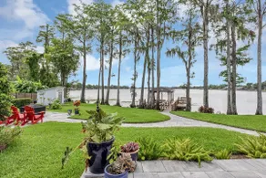 Lakefront Paradise Near Attractions - Image 2