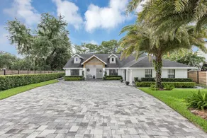 Lakefront Paradise Near Attractions - Image 4