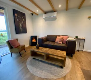 Farmhouse lodge with hot tub & sauna - Image 2
