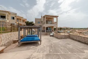 House with direct access to the sea. - Image 2