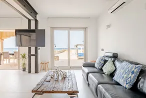 House with direct access to the sea. - Image 4