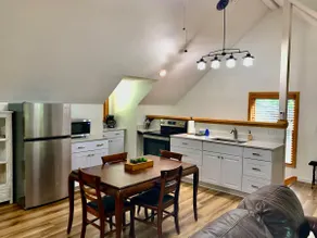 Perfect for Two! The Loft at Oak Hill in Fairview - Image 3
