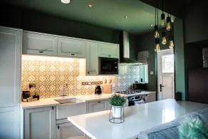 A tiny chocolate box cottage - Image 4