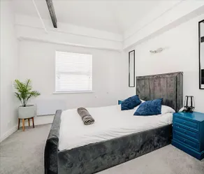 Stunning modern city house - Image 3