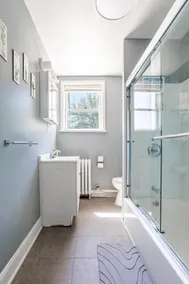 Deluxe 4BR-2BA-12 Beds NYC Access and Free Parking - Image 4