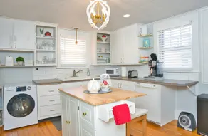 Vintage Riverview Cottage - Image 5