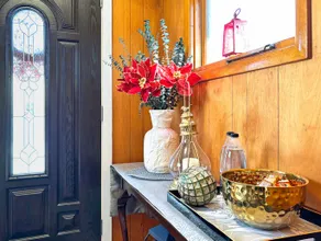 Vintage Riverview Cottage - Image 3