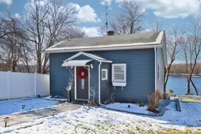 Vintage Riverview Cottage - Image 2