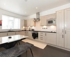 Large 3 Bedroom Apt - Leafy Hampton Hill, Richmond - Image 2