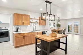 4BR Family Oasis | Prime Location, Fast Wi-Fi-TCF - Image 4