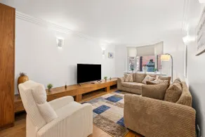 Chic Mayfair Flat with A/C & Lift - Image 4