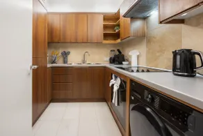 Chic Mayfair Flat with AC & Lift - Image 4