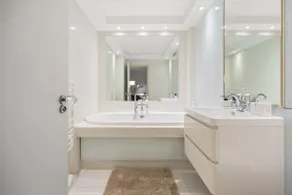 Chic Mayfair Flat with A/C & Lift - Image 5