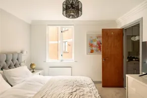 Chic Mayfair Flat with AC & Lift - Image 2