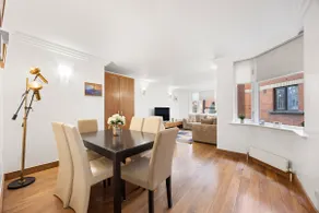 Chic Mayfair Flat with A/C & Lift - Image 2