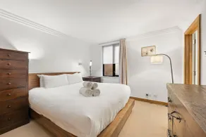 Chic Mayfair Flat with A/C & Lift - Image 3