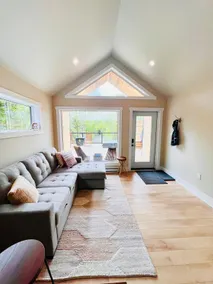 Lakefront Luxury Retreat - Image 4