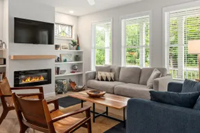 Spacious Home Near Lake Charlevoix & Downtown BC - Image 4
