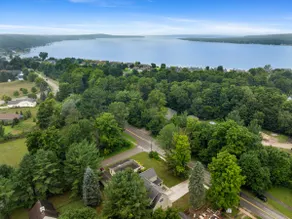 Spacious Home Near Lake Charlevoix & Downtown BC - Image 3