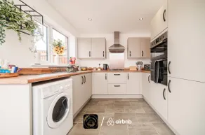 Spacious 4-Bed Luxury Home - Garden, Free Parking, Sleeps 8 - Image 4