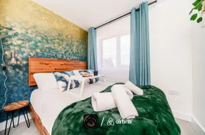 Spacious 4-Bed Luxury Home - Garden, Free Parking, Sleeps 8 - Image 2