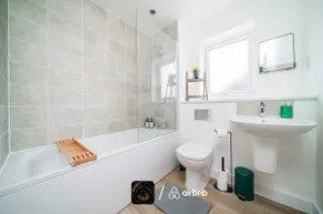 Spacious 4-Bed Luxury Home - Garden, Free Parking, Sleeps 8 - Image 5