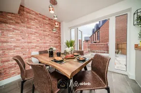 Spacious 4-Bed Luxury Home - Garden, Free Parking, Sleeps 8 - Image 3