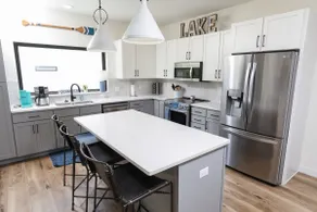 Bougie Boji - Walk to Arnold’s Park, 10 Beds, Pool - Image 3