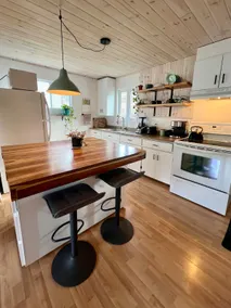 Bright house with views of Mount Miller - Image 3