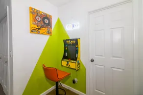 Groovy Getaway: Sleeps 9, Arcade, BBQ, 1blk- Univ - Image 3